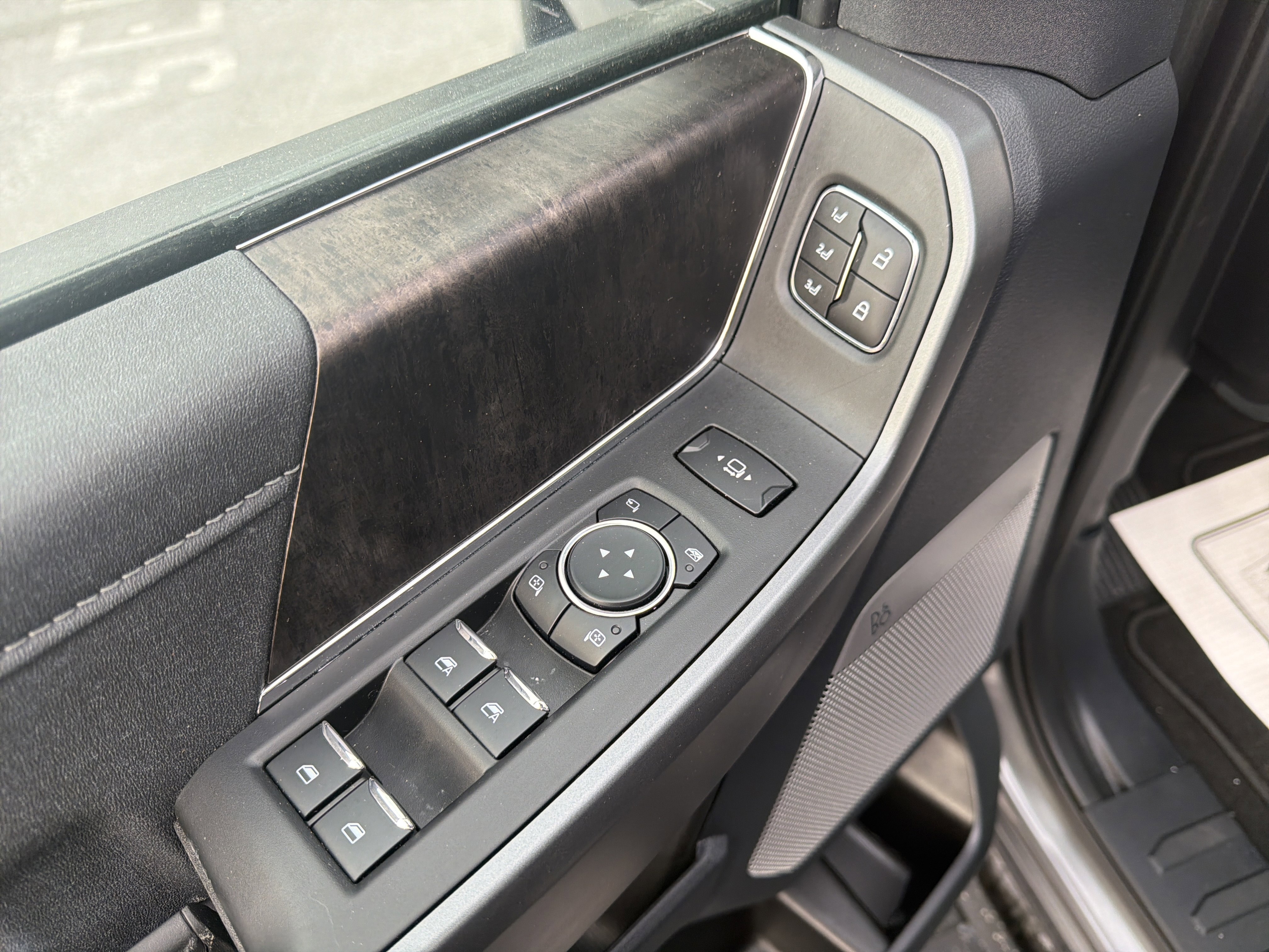 New 2026 Ford F350 Lariat w/ Black Appearance Package image 16