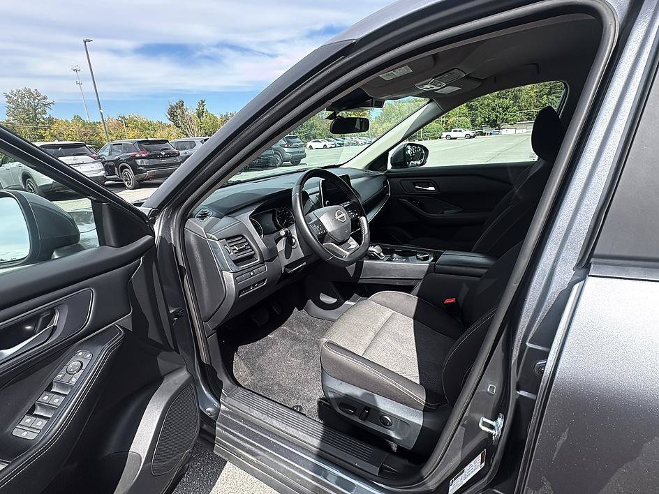 Certified 2025 Nissan Rogue SV AWD/4WD image 13