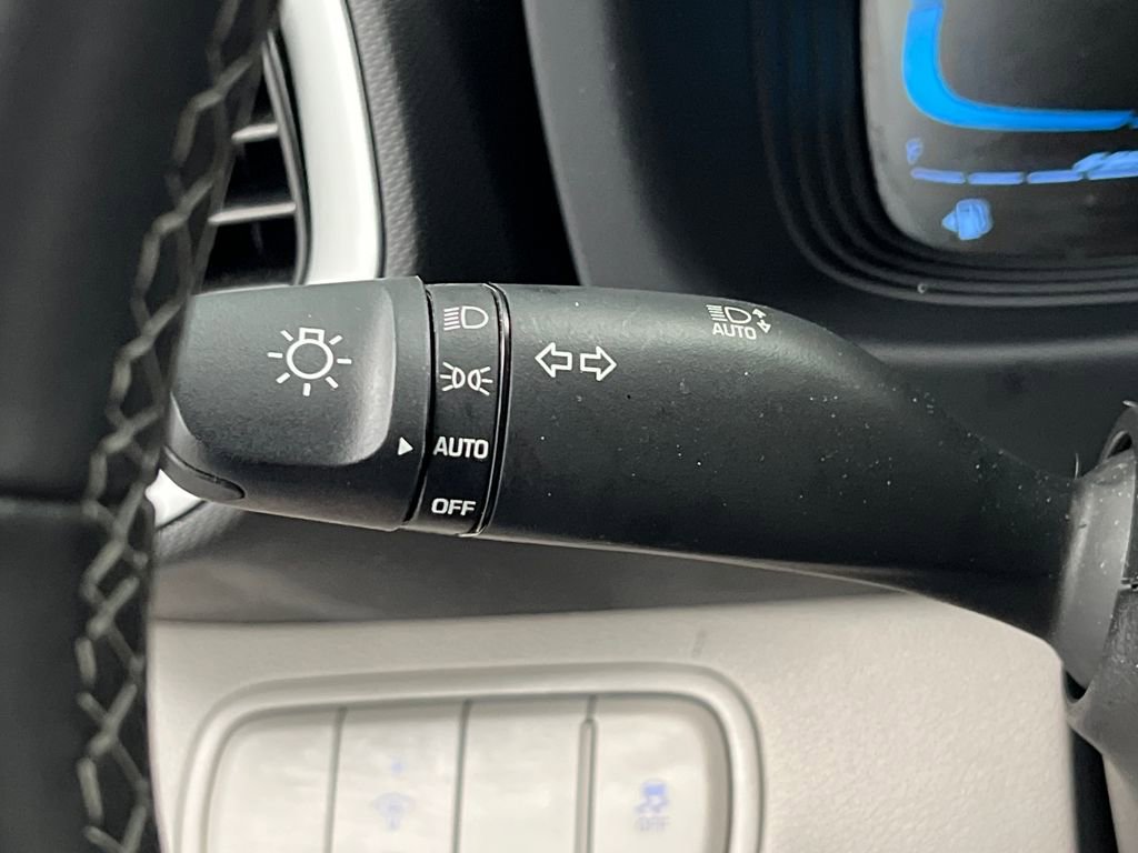 Used 2025 Hyundai Venue SEL image 39