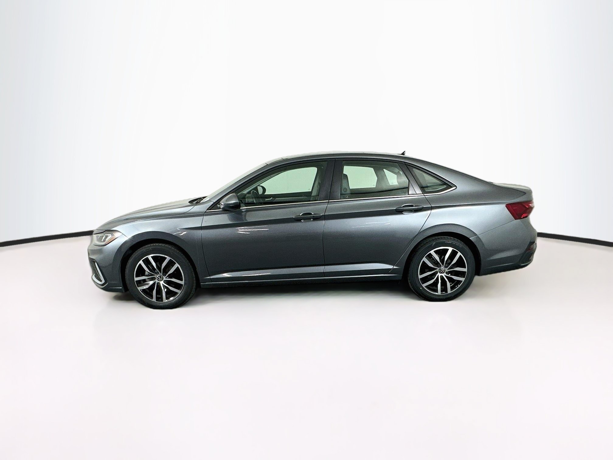 Used 2025 Volkswagen Jetta SE FWD image 4