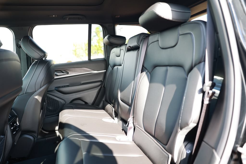 New 2025 Jeep Grand Cherokee Limited AWD/4WD image 30