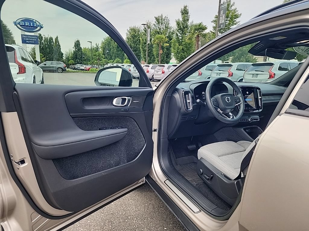 Used 2023 Volvo XC40 Recharge Ultimate w/ Protection Package Premier AWD/4WD image 9