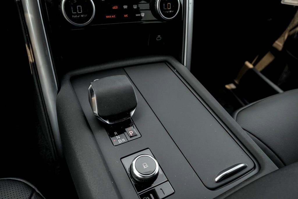 Used 2025 Land Rover Discovery Dynamic SE image 14