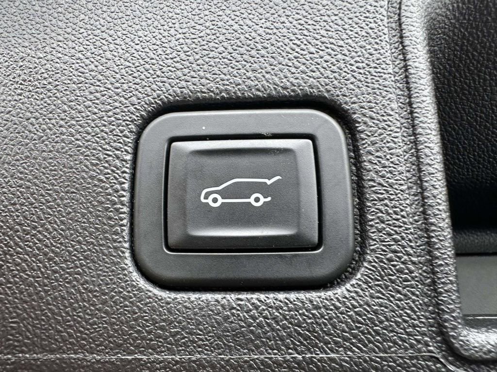 Used 2024 GMC Terrain SLT image 14