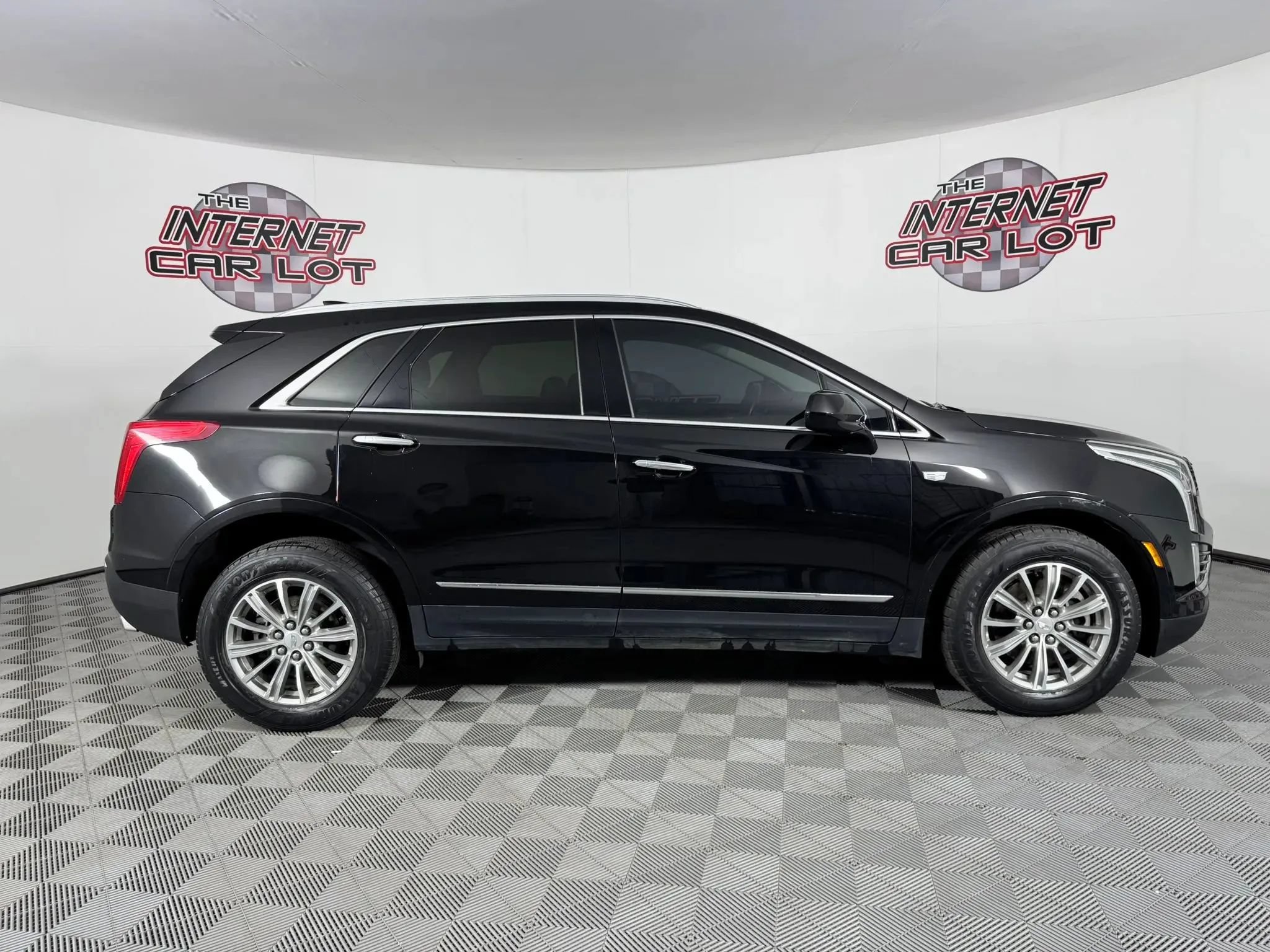 Used 2017 Cadillac XT5 Luxury w/ Driver Awareness Package FWD image 8