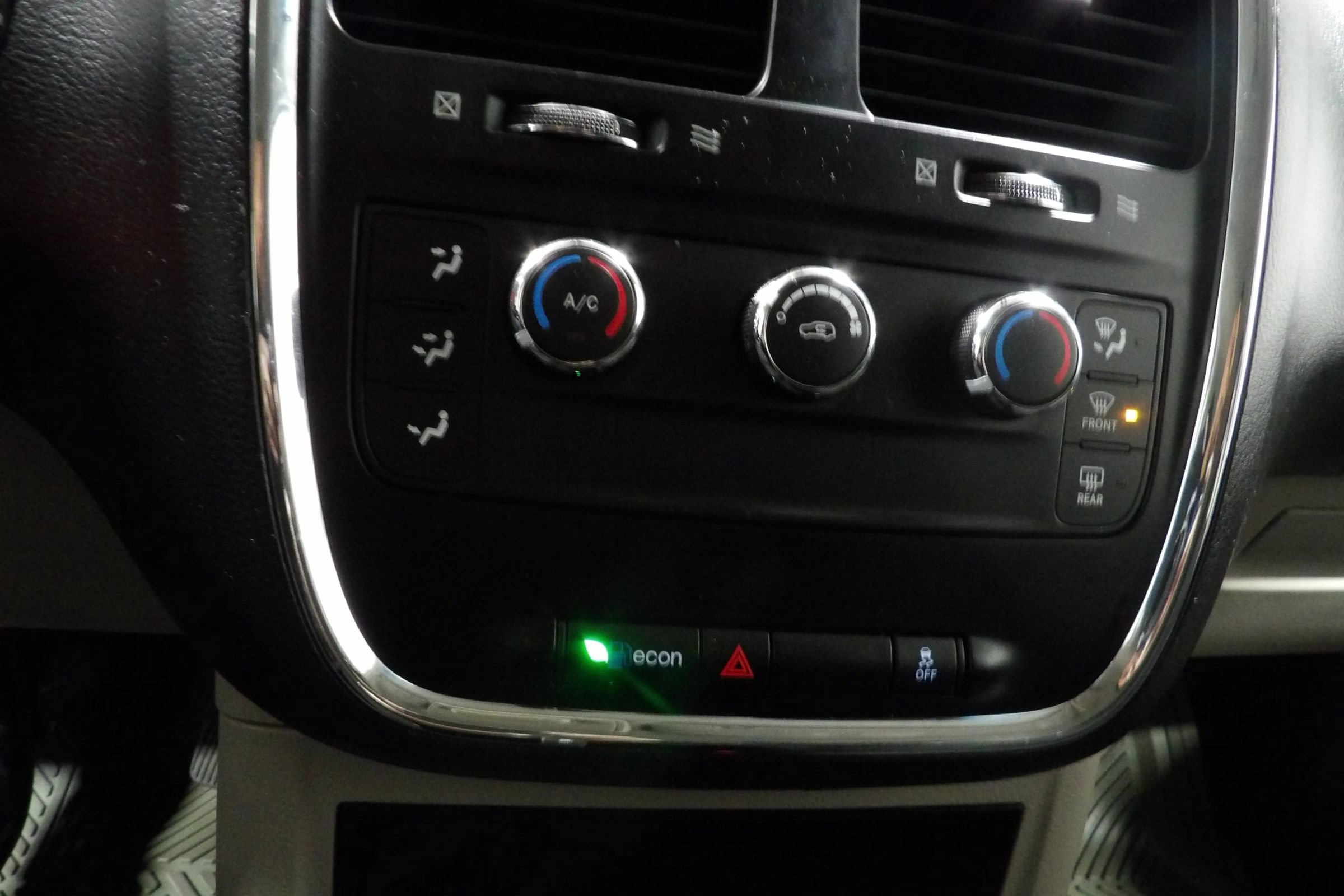 Used 2015 Dodge Grand Caravan American Value Package w/ UConnect Hands-Free Group FWD image 14