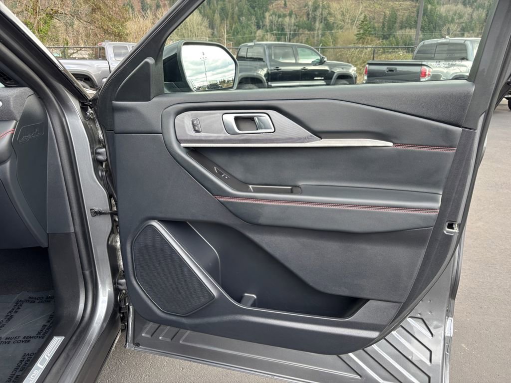 Used 2025 Ford Explorer ST-Line w/ ST-Line Street Pack AWD/4WD image 26