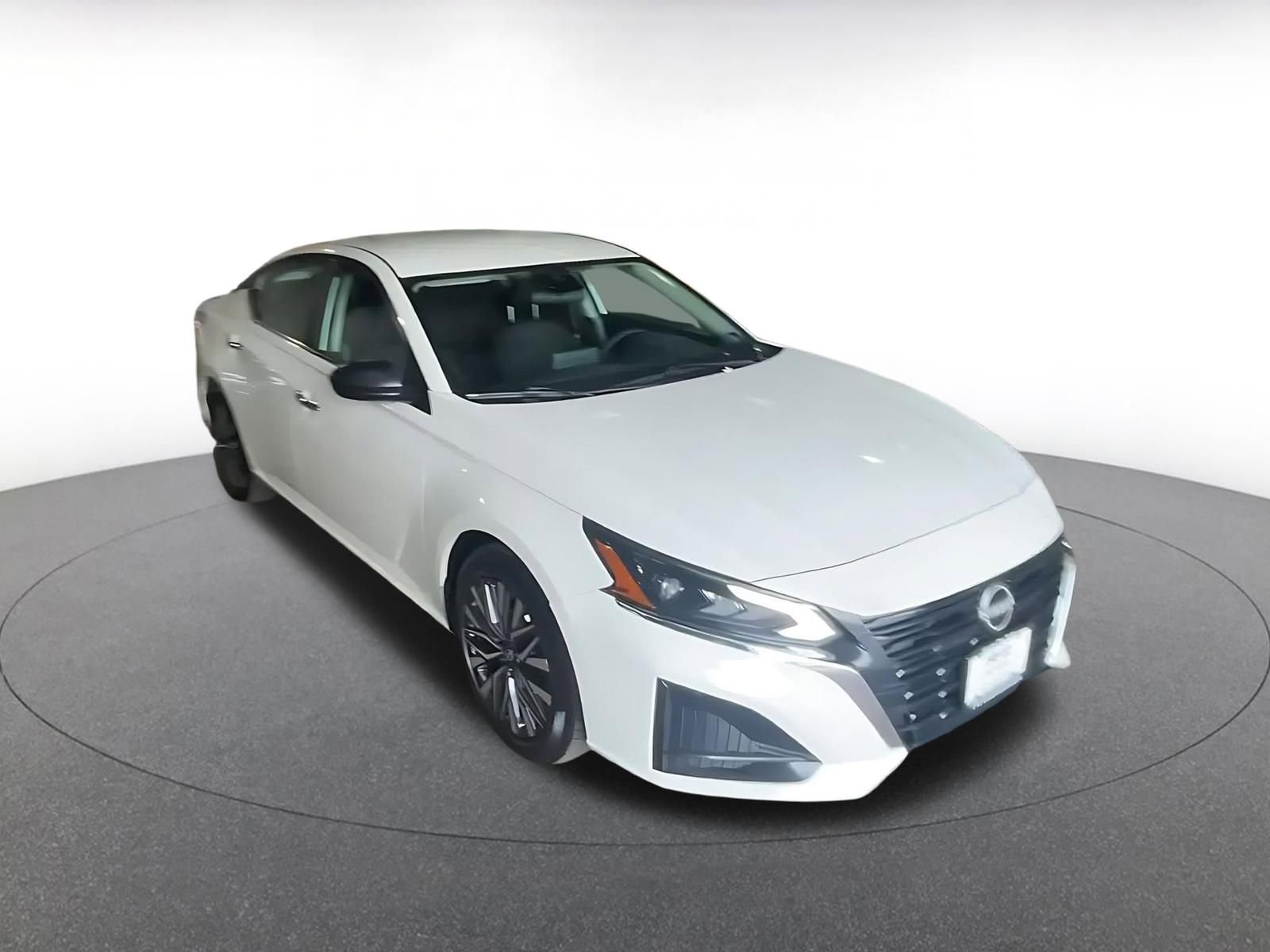 Used 2025 Nissan Altima 2.5 SV FWD image 3