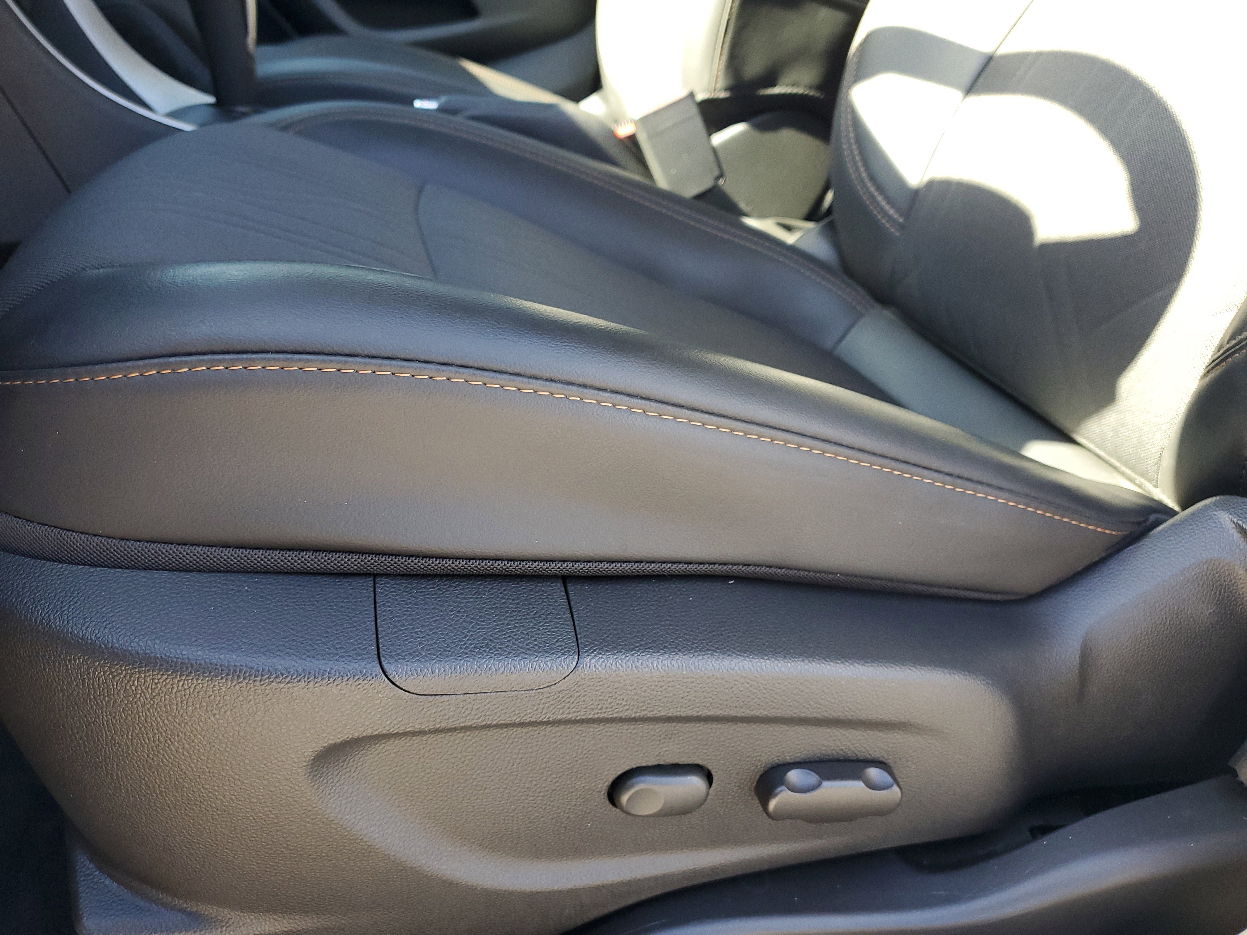 Used 2022 Chevrolet Trax LT w/ LT Convenience Package image 17