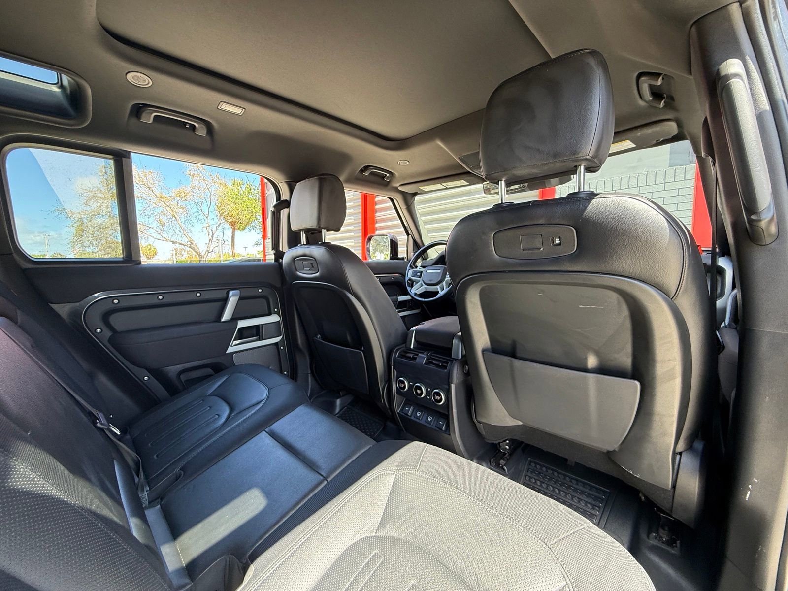 Used 2022 Land Rover Defender 110 X-Dynamic SE image 18