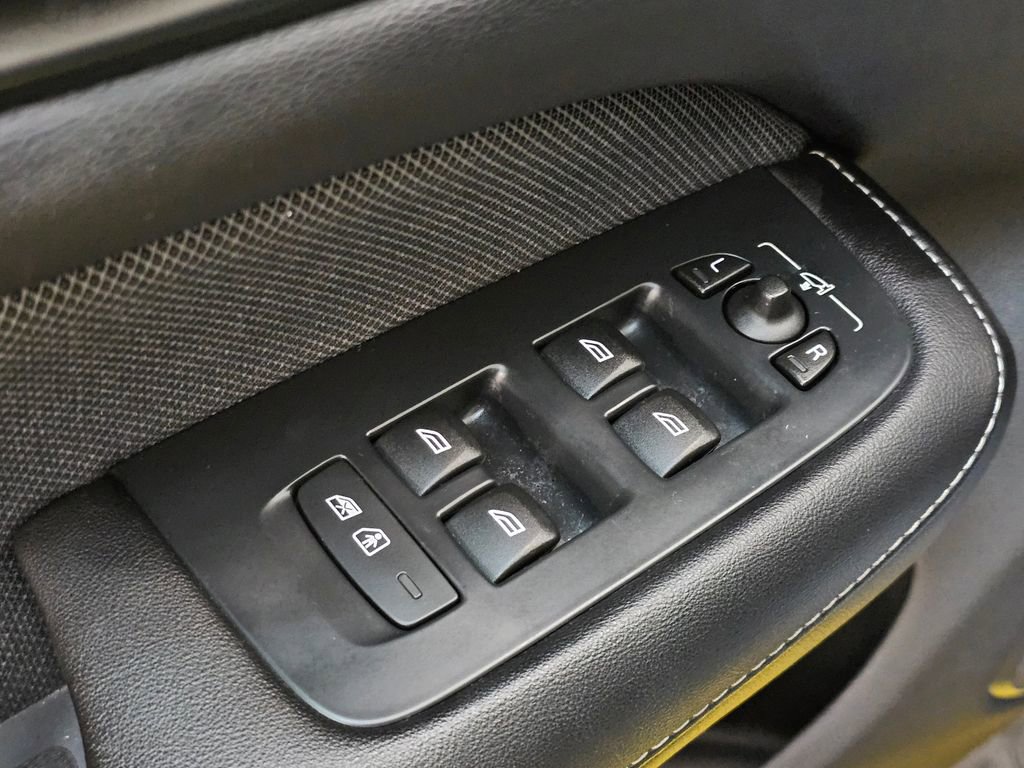 Used 2019 Volvo S60 T5 R-Design image 24