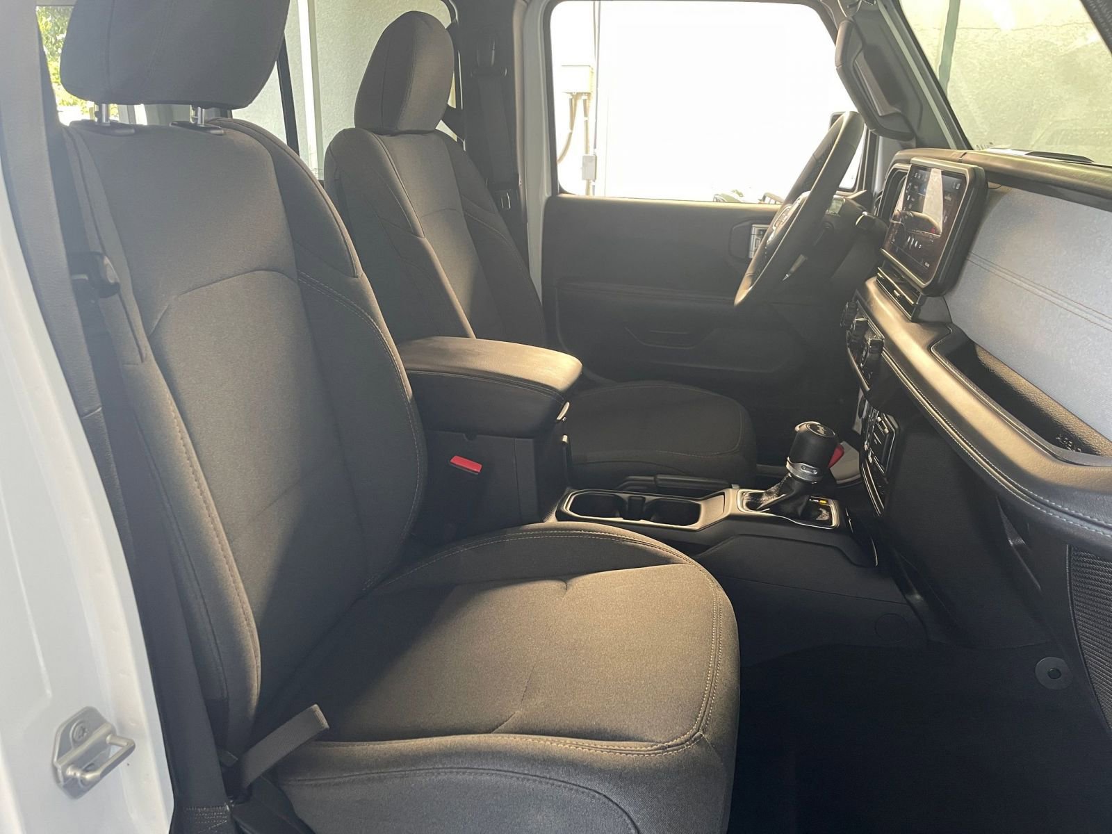 Used 2025 Jeep Wrangler Sahara image 35