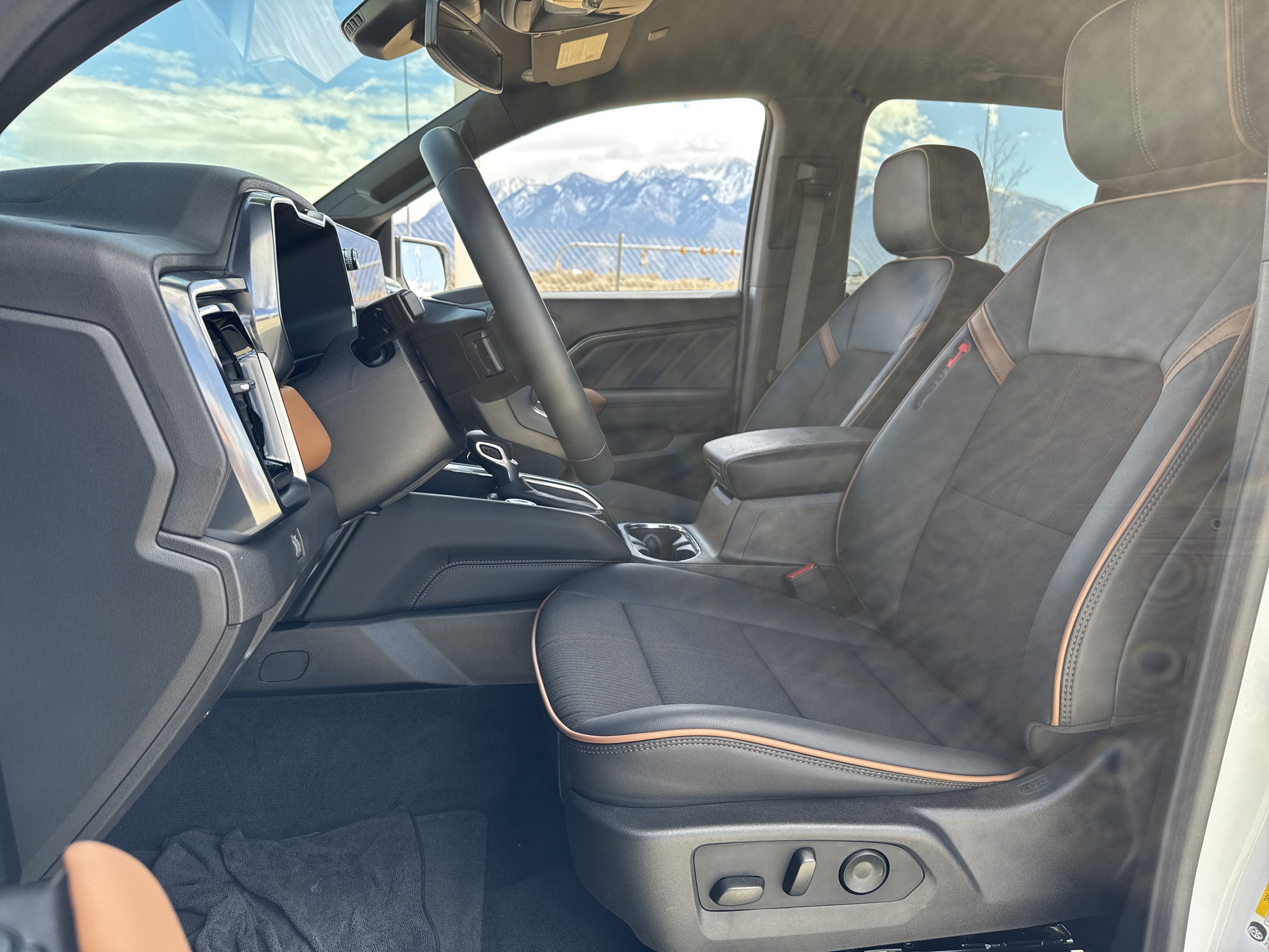 Used 2025 GMC Canyon AT4 w/ Nightfall Edition image 18