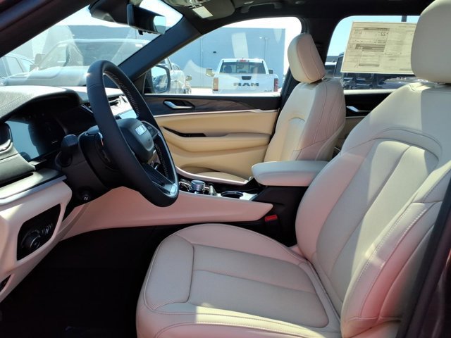 New 2026 Jeep Grand Cherokee L Limited w/ Luxury Tech Group II AWD/4WD image 14