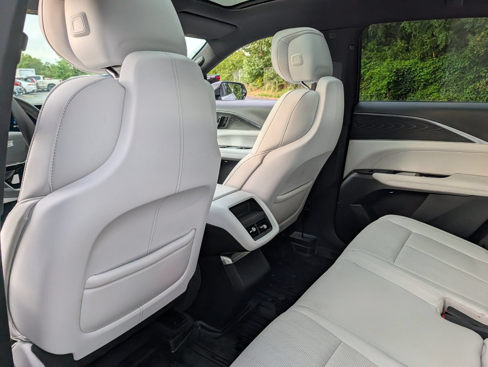 Used 2024 Cadillac Lyriq Luxury AWD/4WD image 29
