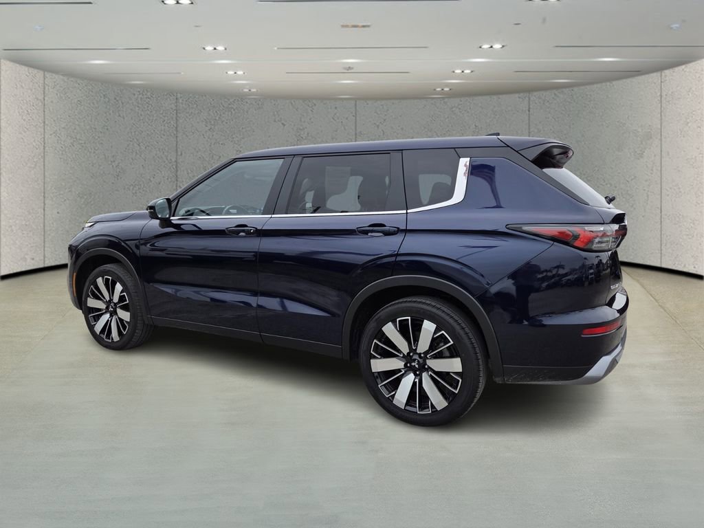 Used 2025 Mitsubishi Outlander SE image 5