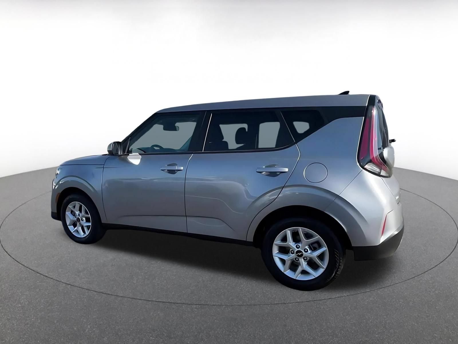 Used 2025 Kia Soul LX w/ LX Technology Package FWD image 10