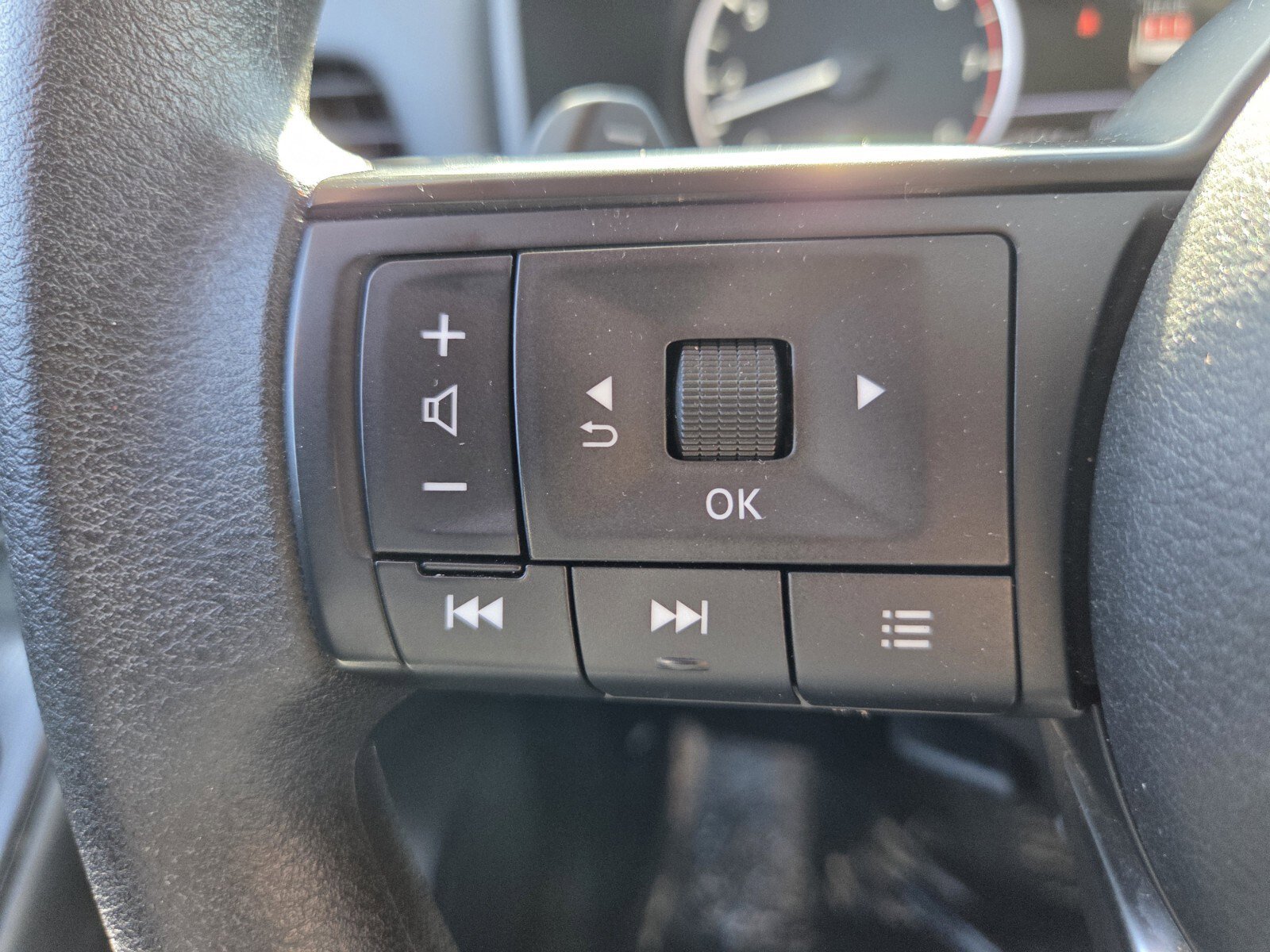 Used 2024 Nissan Rogue S image 25