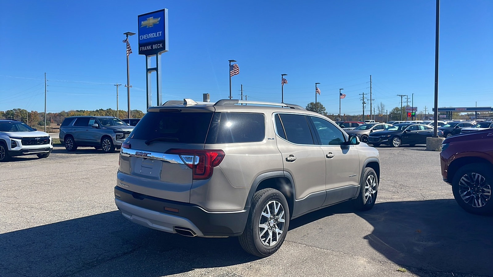 Used 2023 GMC Acadia SLE w/ Driver Convenience Package image 4