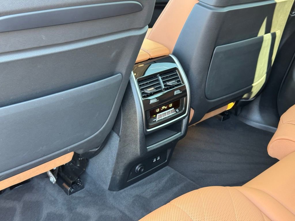 Used 2024 BMW X7 xDrive40i w/ Parking Assistance Package image 34