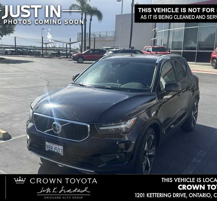 Used 2022 Volvo XC40 T5 Momentum w/ Premium Package image 1