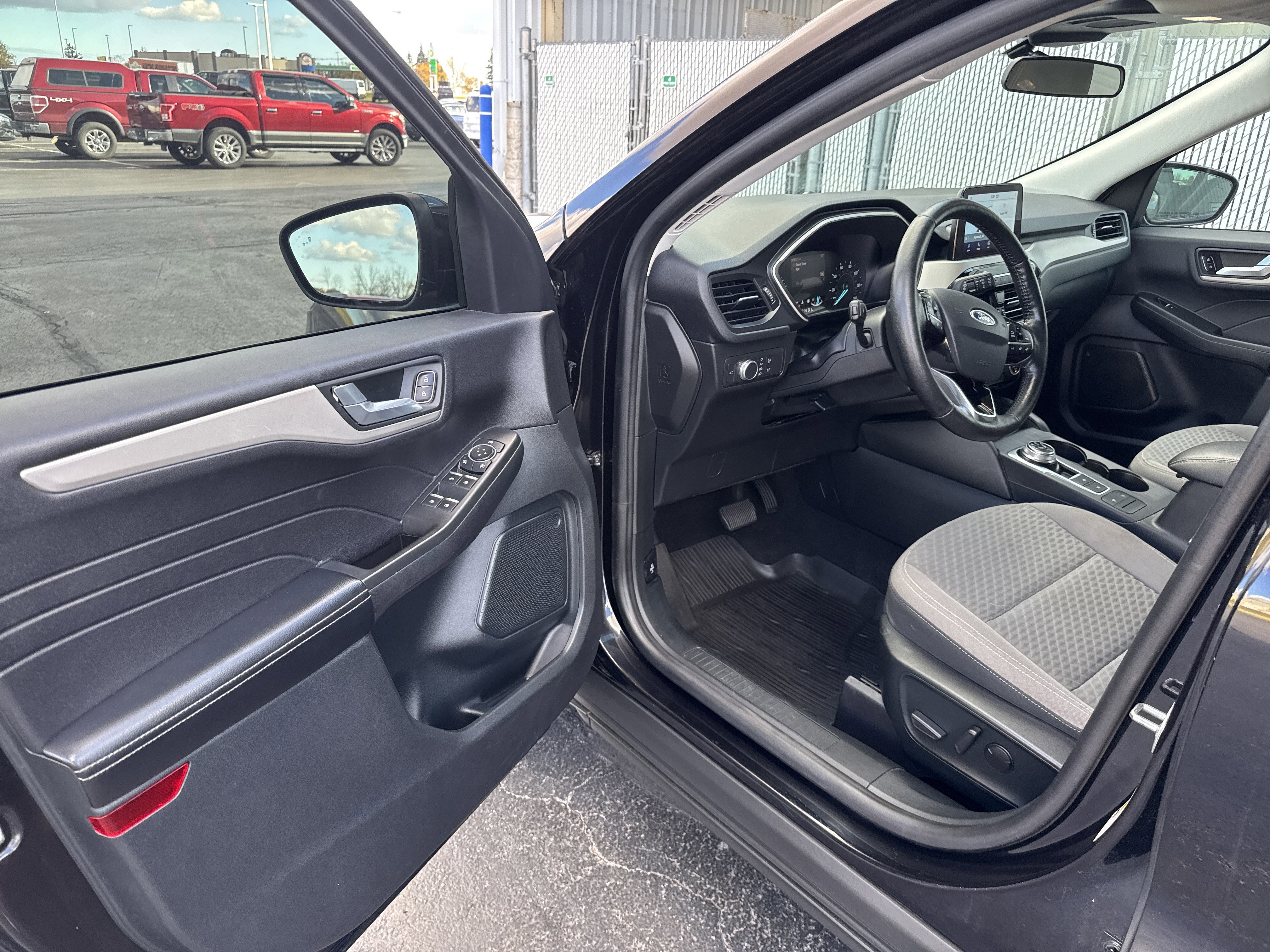 Used 2021 Ford Escape SE w/ SE Sport Appearance Package image 16