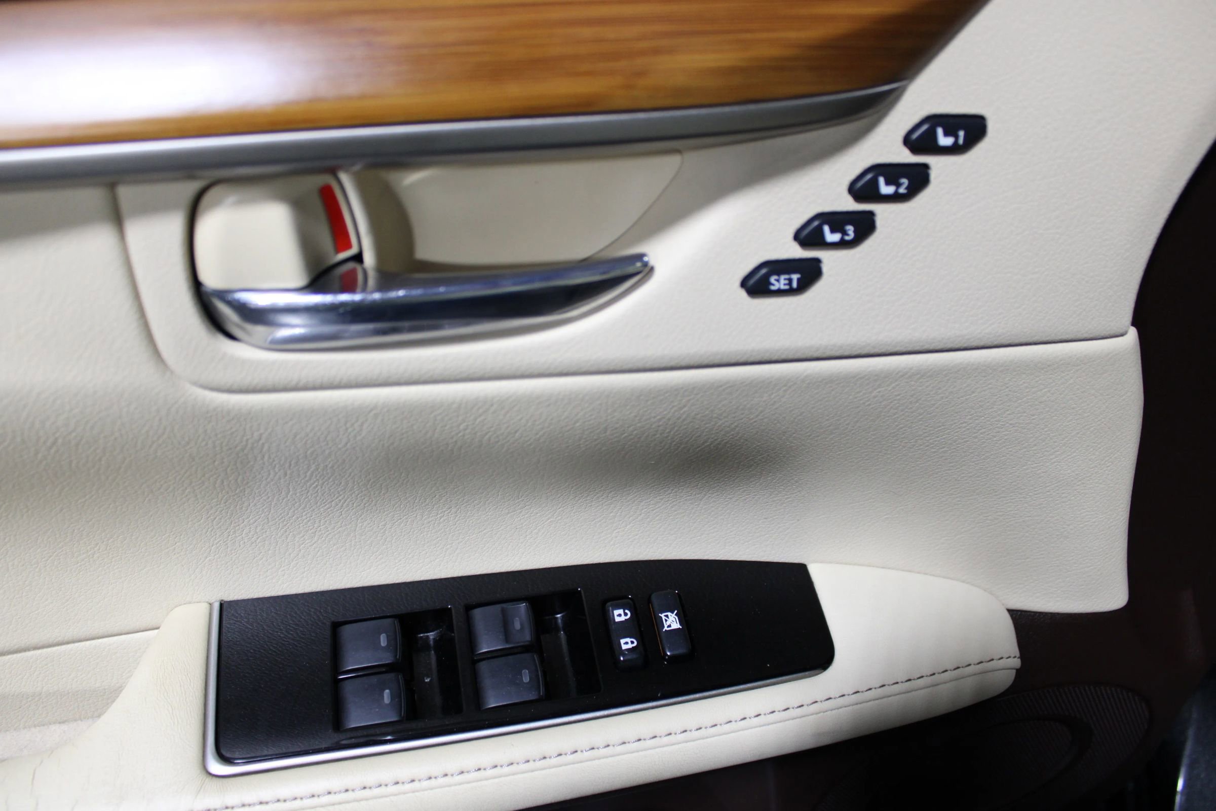 Used 2016 Lexus ES 300h w/ Luxury Package w/Wood Trim FWD image 9