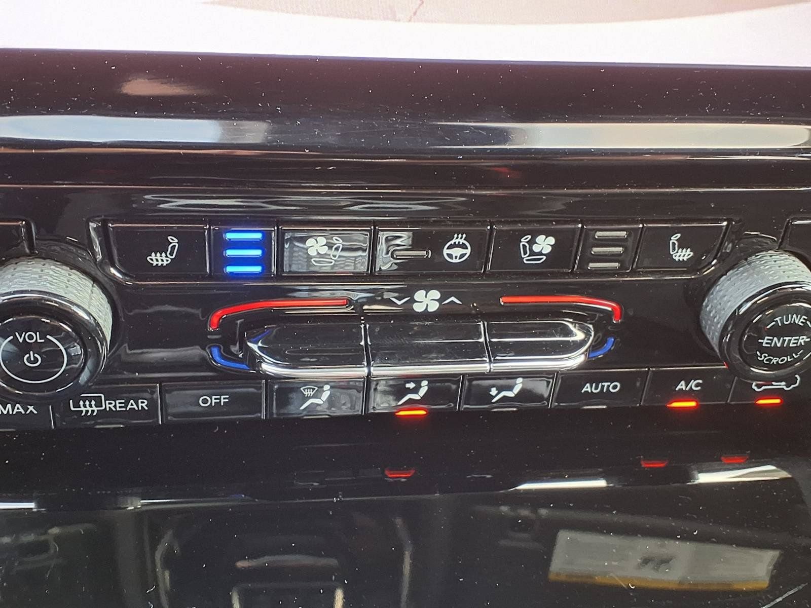 Used 2023 Jeep Grand Cherokee Overland RWD image 14