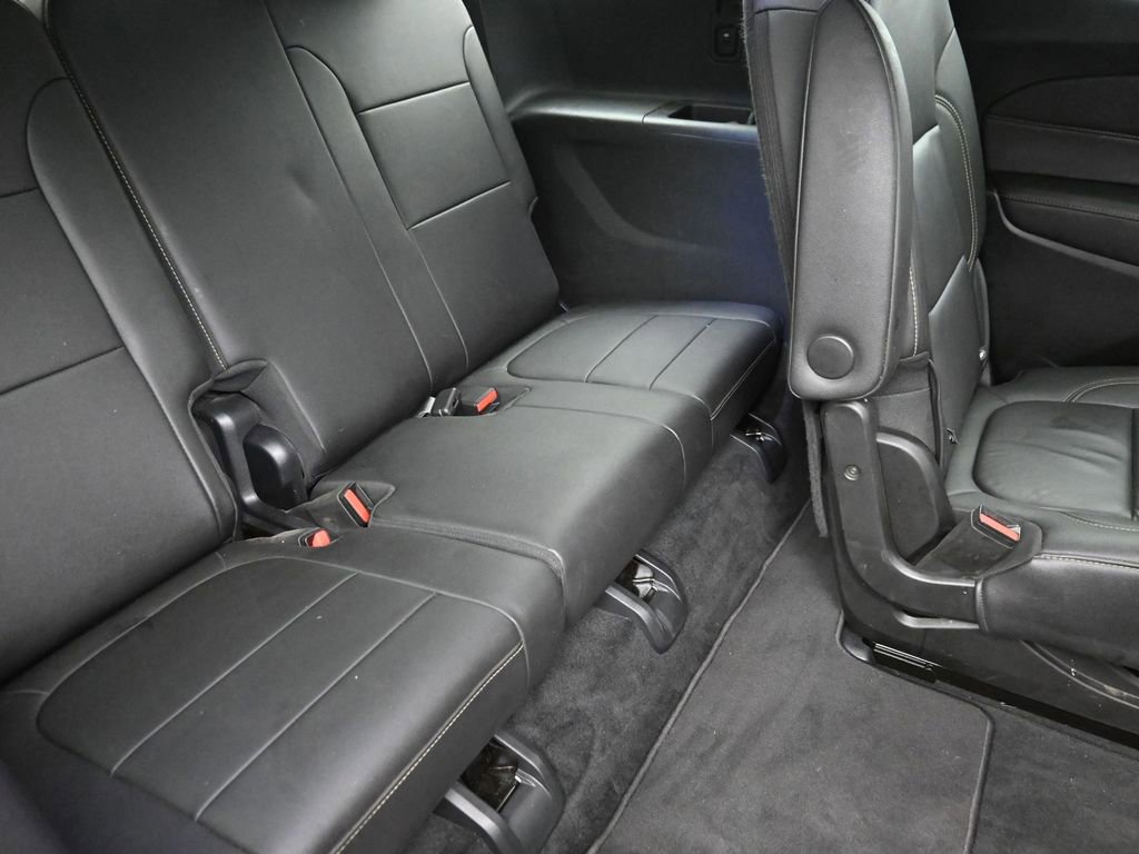 Used 2023 Chevrolet Traverse LT w/ Rear Camera Mirror Package image 9