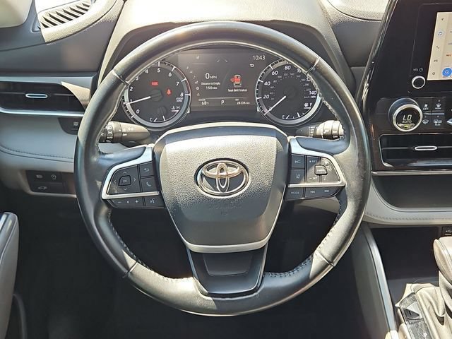 Used 2023 Toyota Highlander LE FWD image 16