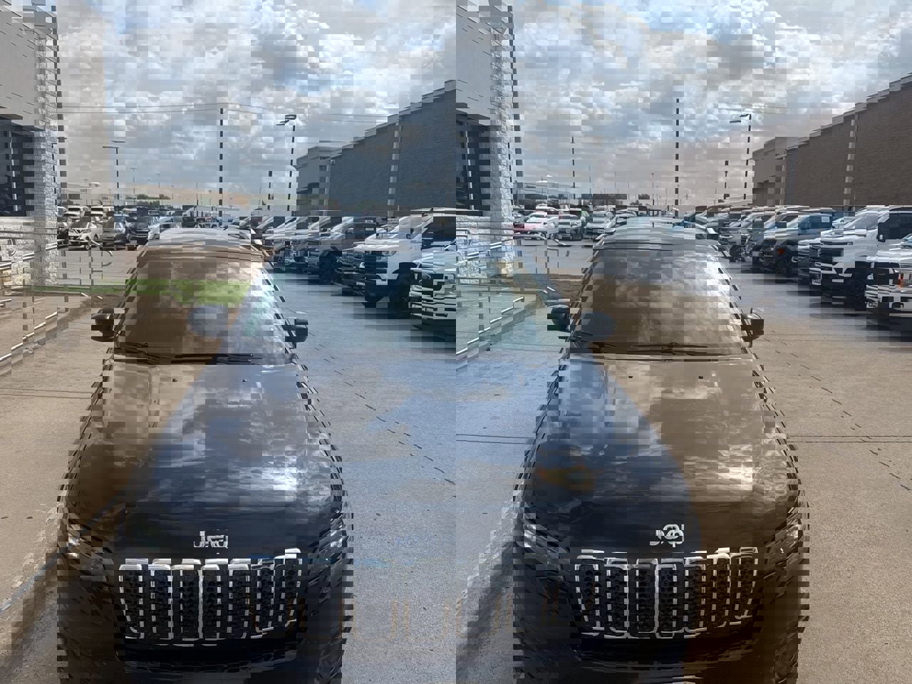 Used 2019 Jeep Cherokee Latitude Plus image 2