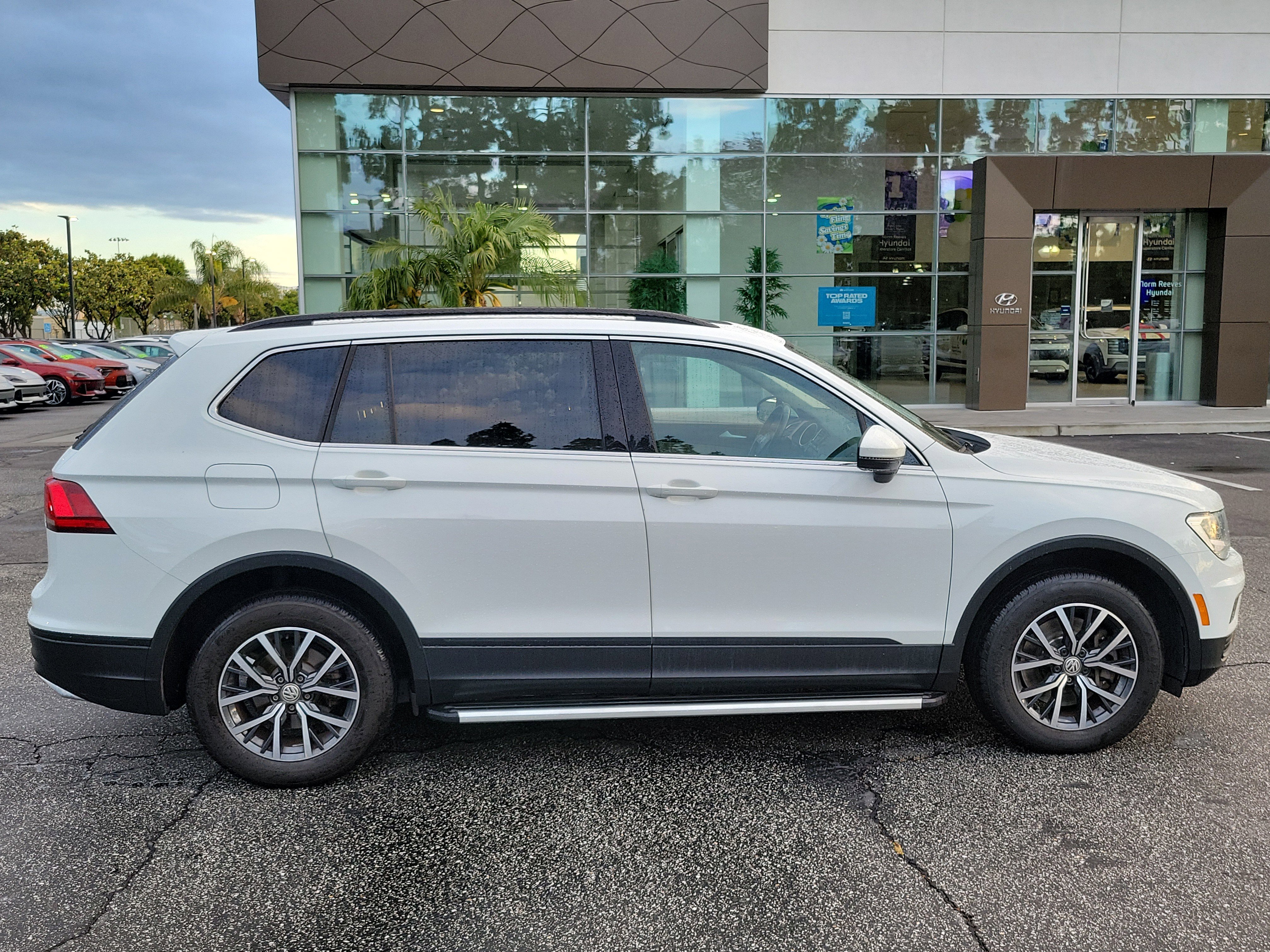 Used 2019 Volkswagen Tiguan SE w/ Panoramic Sunroof Package FWD image 5