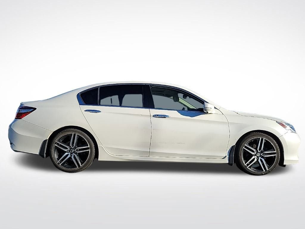 Used 2017 Honda Accord Touring image 5