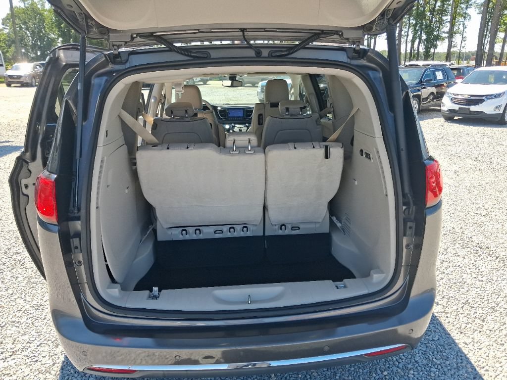 Used 2017 Chrysler Pacifica Limited w/ UConnect Theater Package FWD image 6