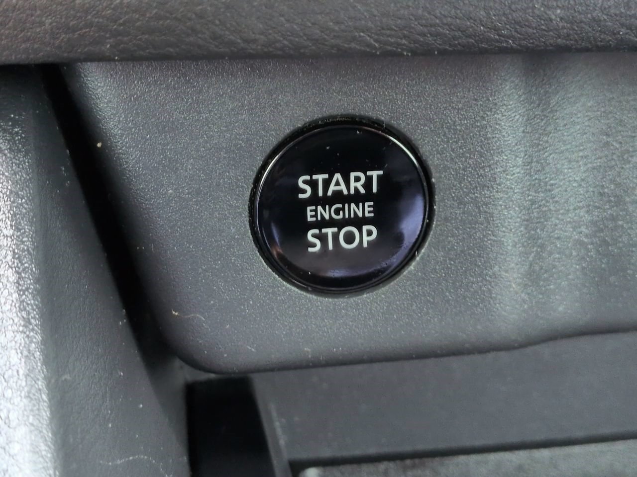 Used 2025 Nissan Rogue SV AWD/4WD image 34