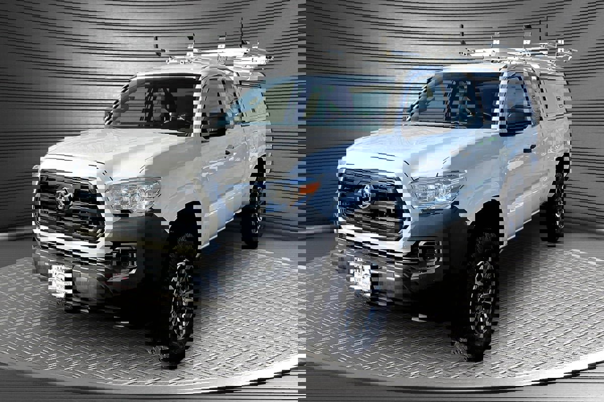 Used 2016 Toyota Tacoma SR image 3