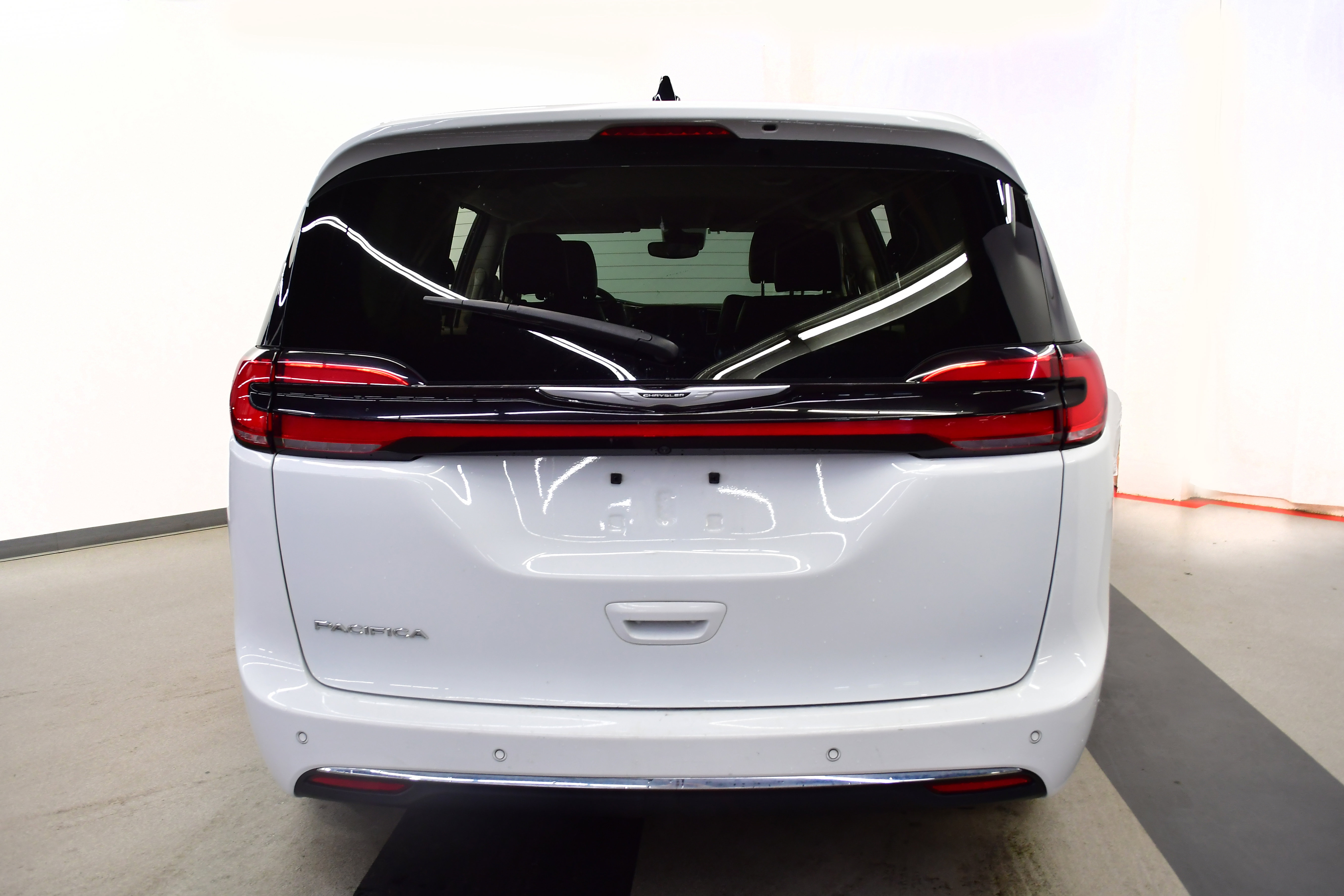 Used 2023 Chrysler Pacifica Touring-L FWD image 6