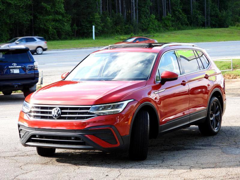 Used 2023 Volkswagen Tiguan SE w/ Panoramic Sunroof Package image 12