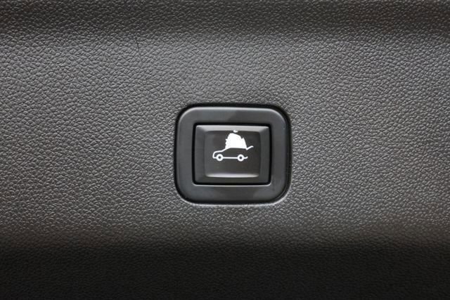 Used 2021 Chevrolet Suburban RST w/ Luxury Package image 34