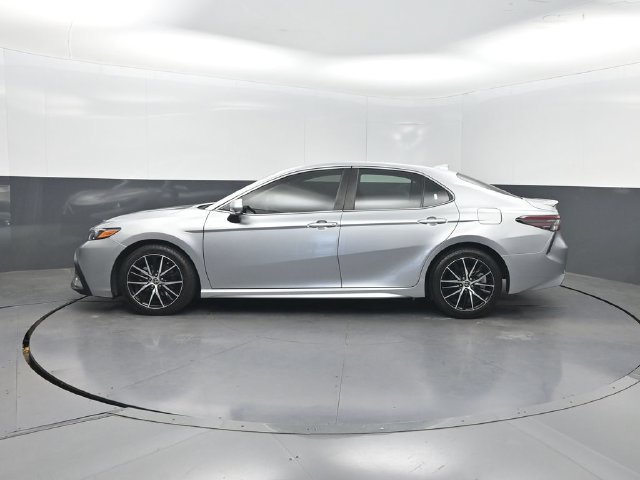 Used 2022 Toyota Camry SE FWD image 3