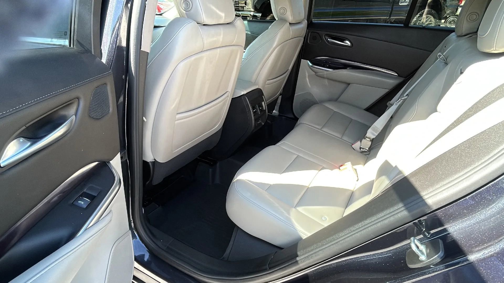 Used 2022 Cadillac XT4 Luxury w/ Cold Weather Package image 12