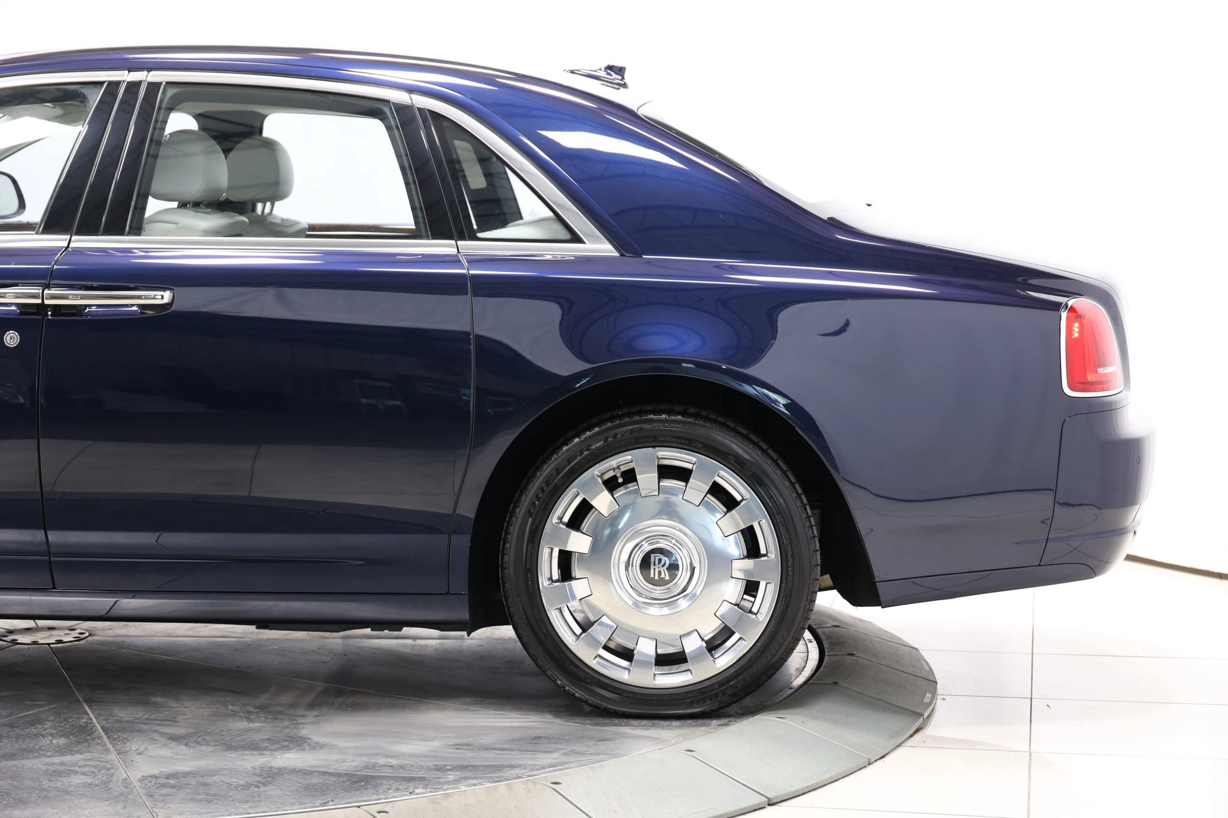 Used 2015 Rolls-Royce Ghost RWD image 9