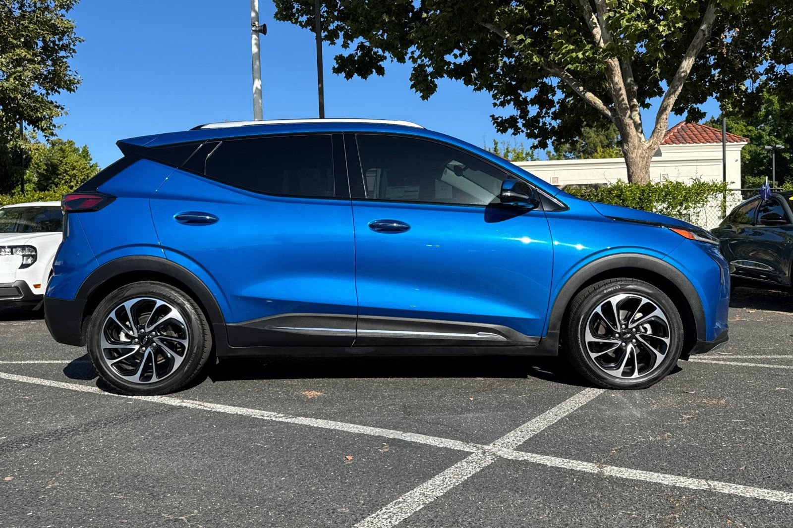 Used 2023 Chevrolet Bolt EUV Premier w/ Super Cruise Package FWD image 3