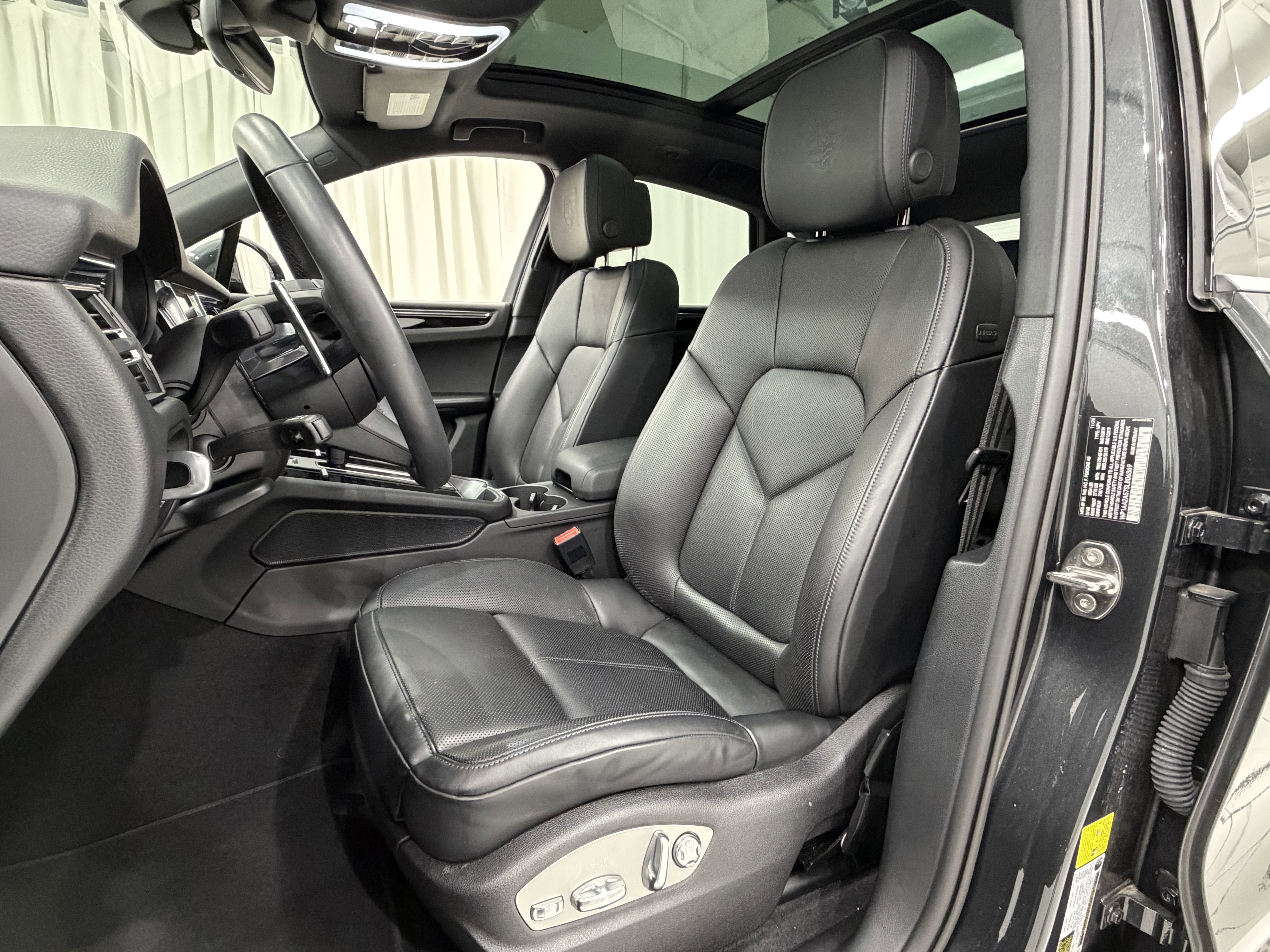 Certified 2025 Porsche Macan image 31