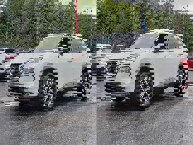 Used 2022 Nissan Rogue SV image 3