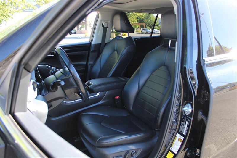 Used 2021 Toyota Highlander XLE AWD/4WD image 12