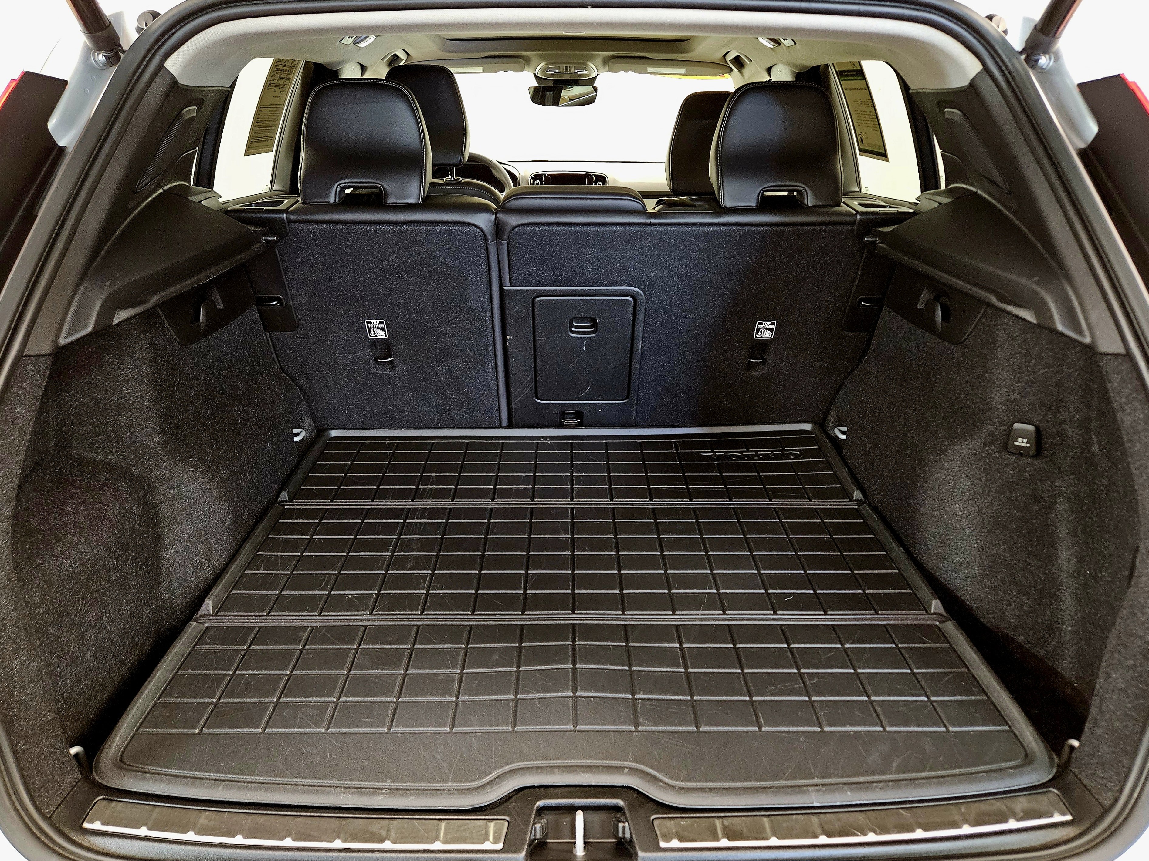 Used 2023 Volvo XC40 B5 Ultimate image 16