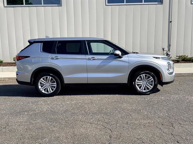 Used 2024 Mitsubishi Outlander ES image 2