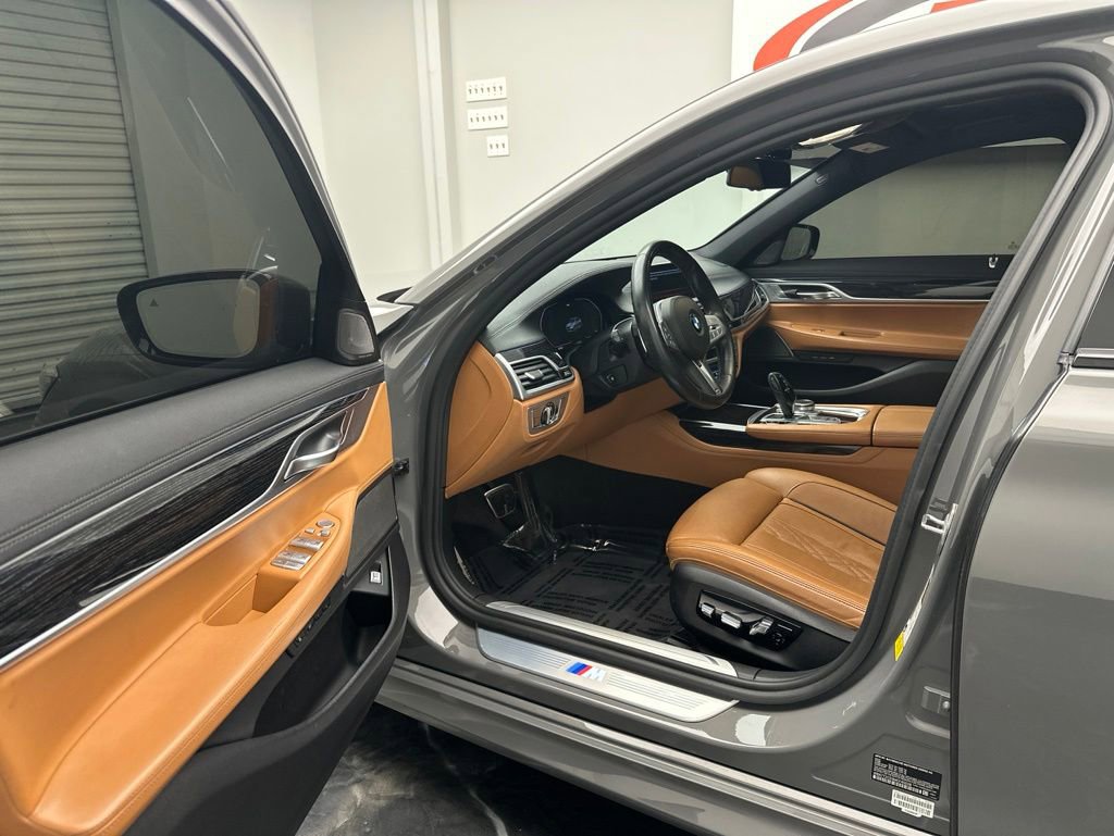 Used 2021 BMW 740i w/ M Sport Package RWD image 5