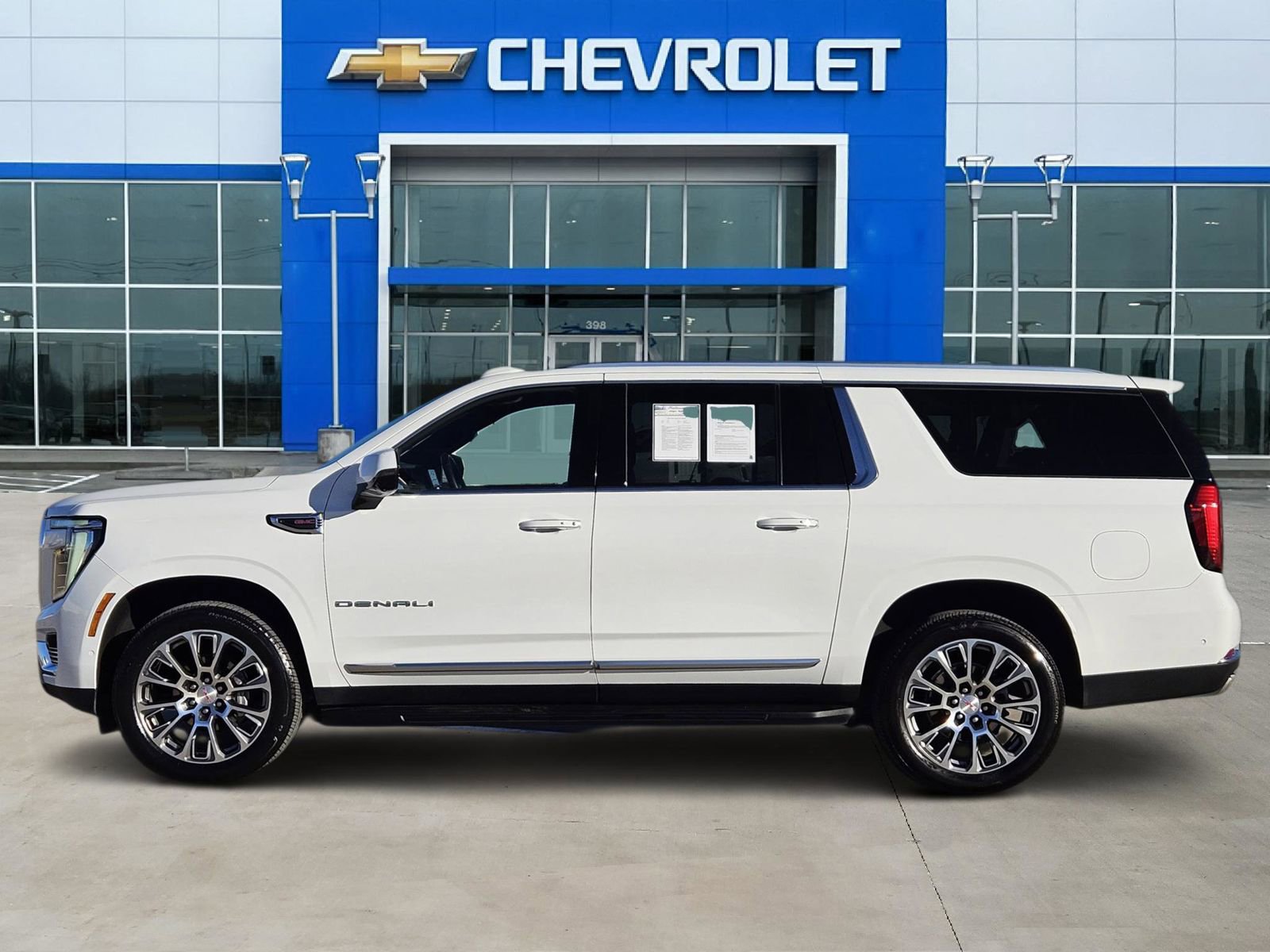 Used 2025 GMC Yukon XL Denali image 3